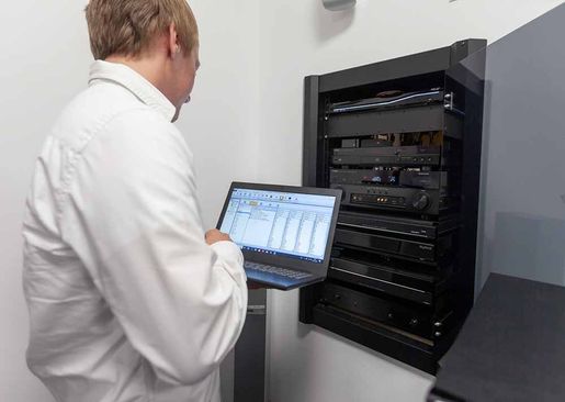 Programmierung der Hardware durch unser Fachpersonal. Multiroom im Smarthome - Bild + Klang Münsterland GmbH in Laer und Münster