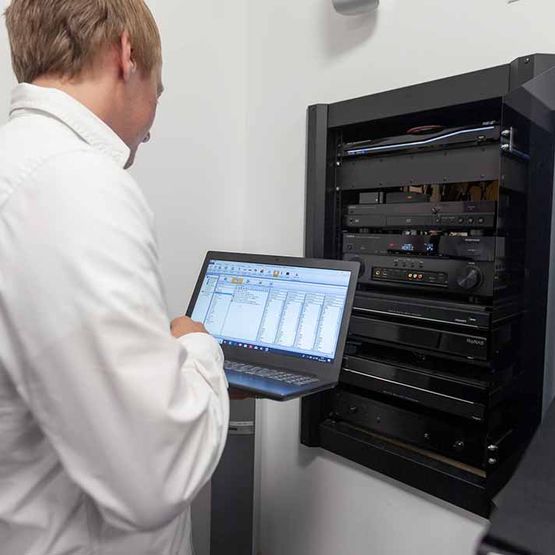 Programmierung der Hardware durch unser Fachpersonal. Multiroom im Smarthome - Bild + Klang Münsterland GmbH in Laer und Münster